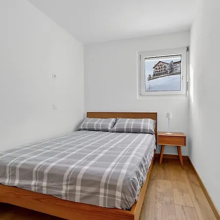 Emotional House In Cresta Bob