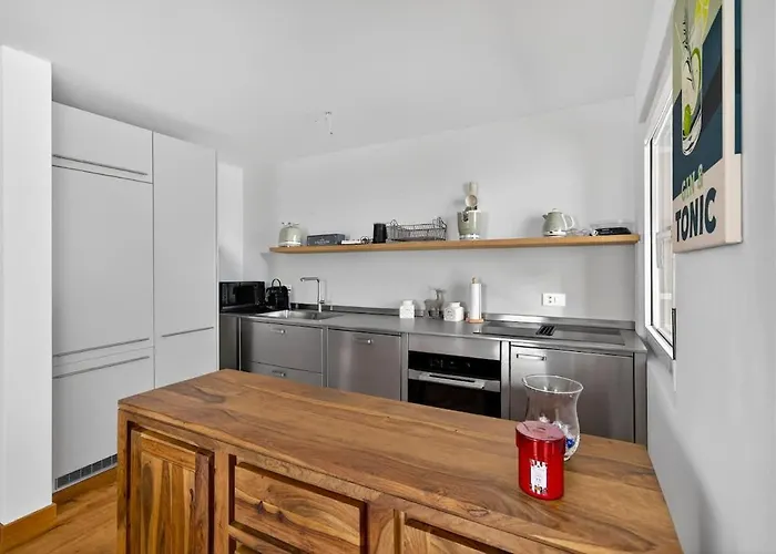 Emotional House In Cresta Bob