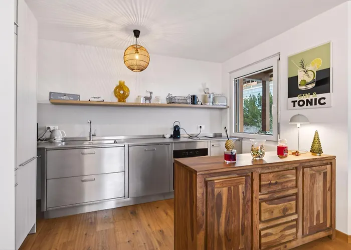 Emotional House In Cresta Bob