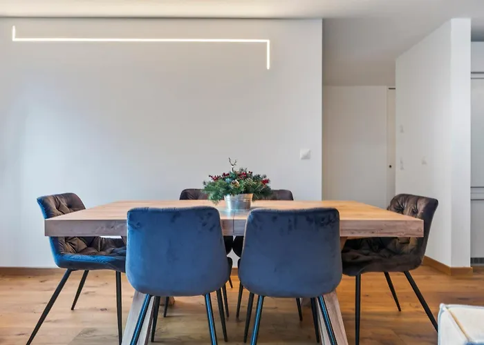 Emotional House In Cresta Bob